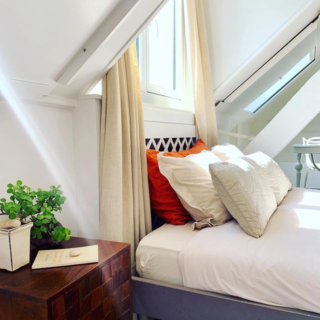 White Jade 
Is our rooftop- garden view room.
With lots of light, sun and old books and artpieces of @sandra_ruyssinck 

#maisondartiste #maisondartistes #boutiquehotel #visitgent #sandraruyssinck #arthotel #art #bedandbreakfast #cosy #cosyhome #cosyvibes