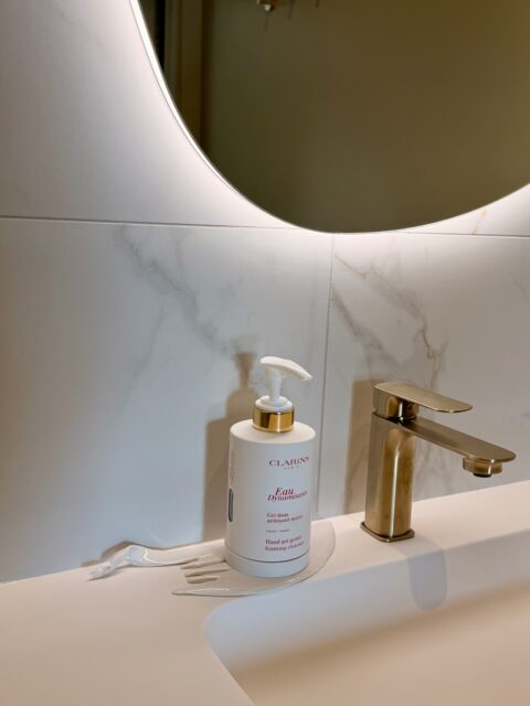 Calm and relaxing hotel bathroom