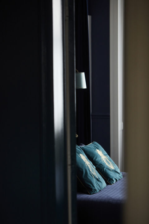Dark blue bedroom soft light and elegant details in Ghent boutique stay